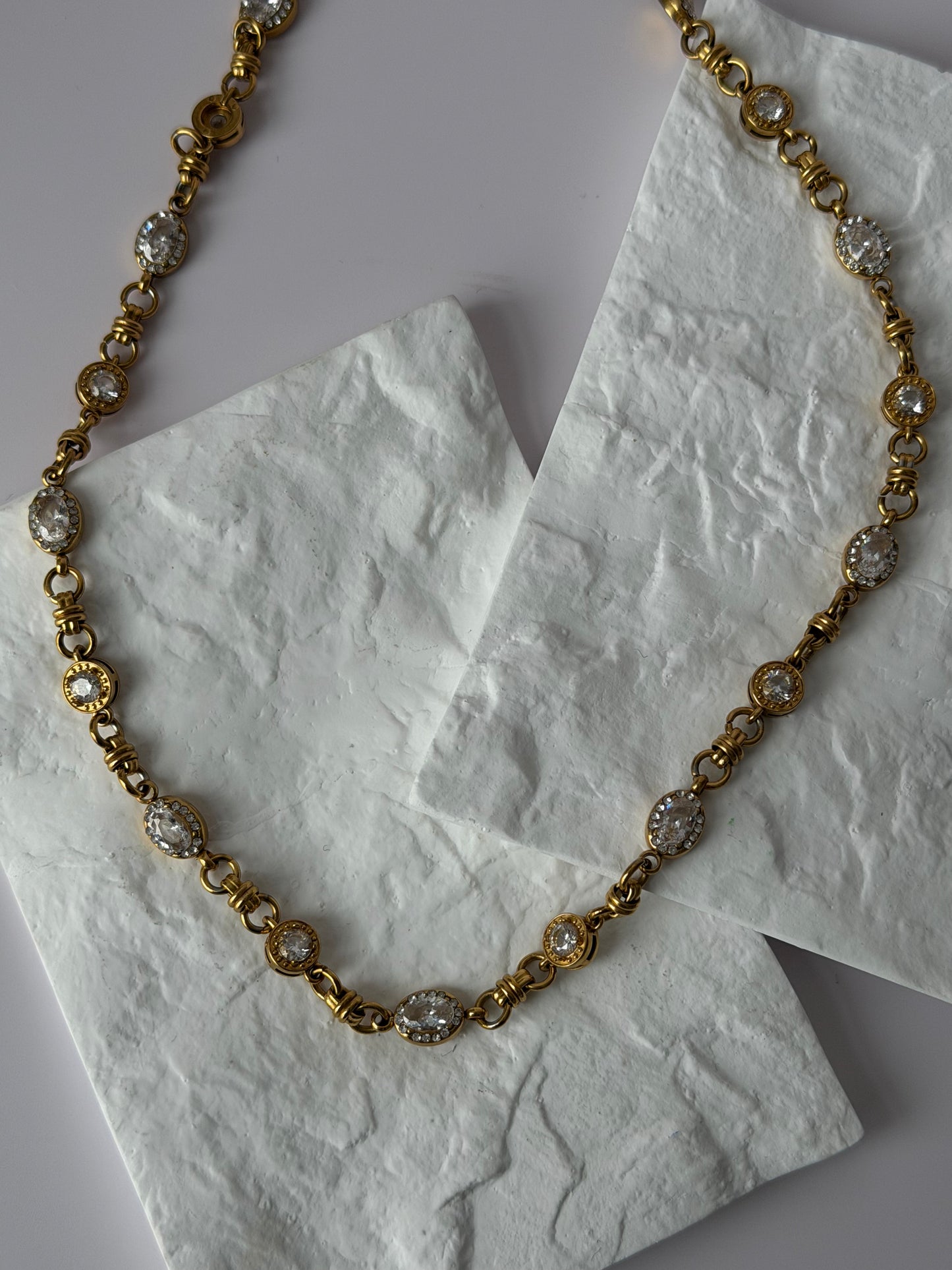Collier Shy